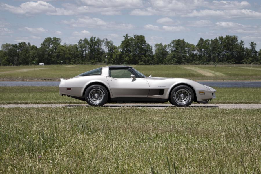  Chevrolet Corvette Collector Edition 1982 года  (фото 21 из 40)